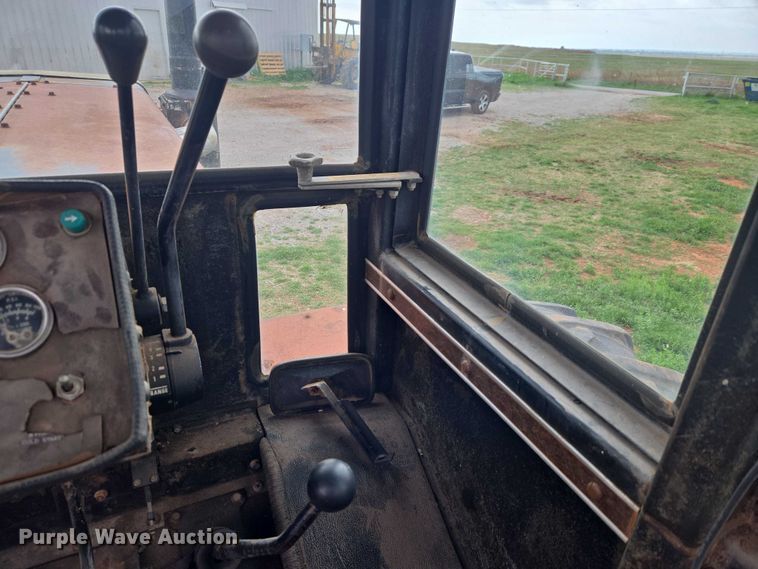 image for item ET5196 1982 Versatile 895 4WD tractor