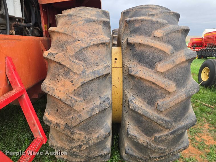 image for item ET5196 1982 Versatile 895 4WD tractor