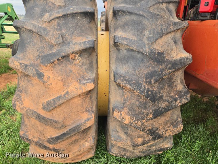 image for item ET5196 1982 Versatile 895 4WD tractor