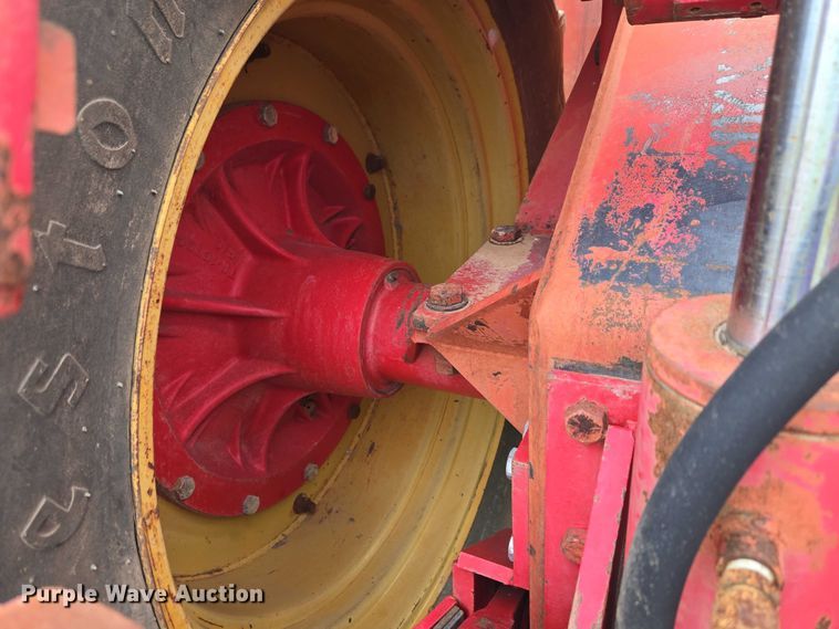 image for item ET5196 1982 Versatile 895 4WD tractor