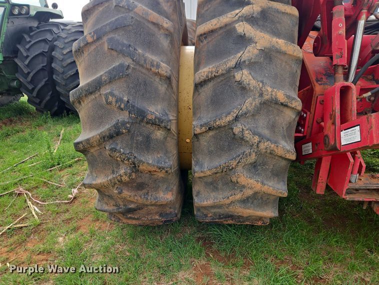 image for item ET5196 1982 Versatile 895 4WD tractor