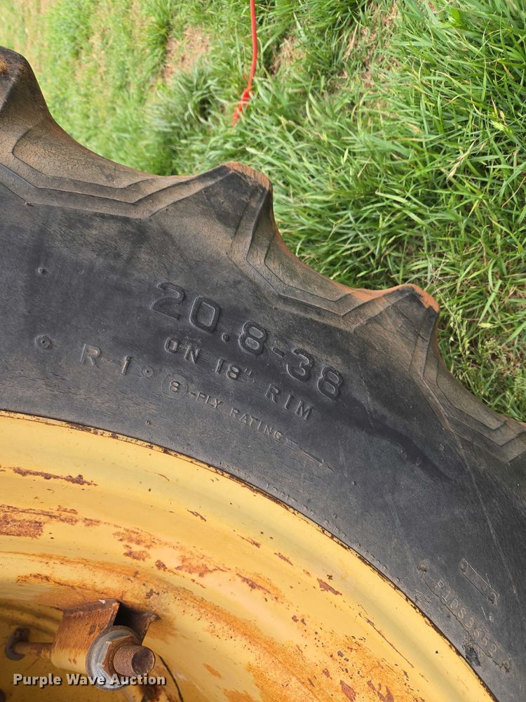 image for item ET5196 1982 Versatile 895 4WD tractor