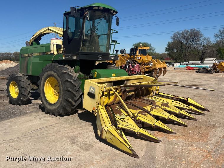 image for item EV2904 1992 John Deere 6710 forage harvester