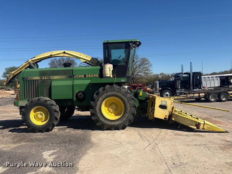 image for item EV2904 1992 John Deere 6710 forage harvester