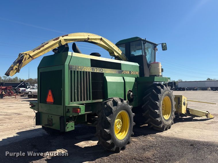 image for item EV2904 1992 John Deere 6710 forage harvester