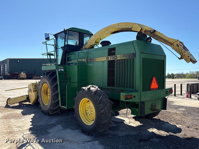 image for item EV2904 1992 John Deere 6710 forage harvester