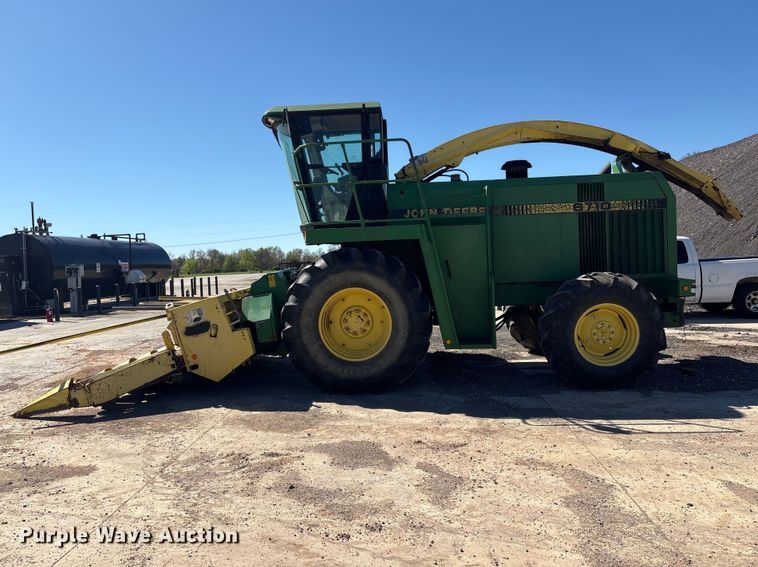 image for item EV2904 1992 John Deere 6710 forage harvester
