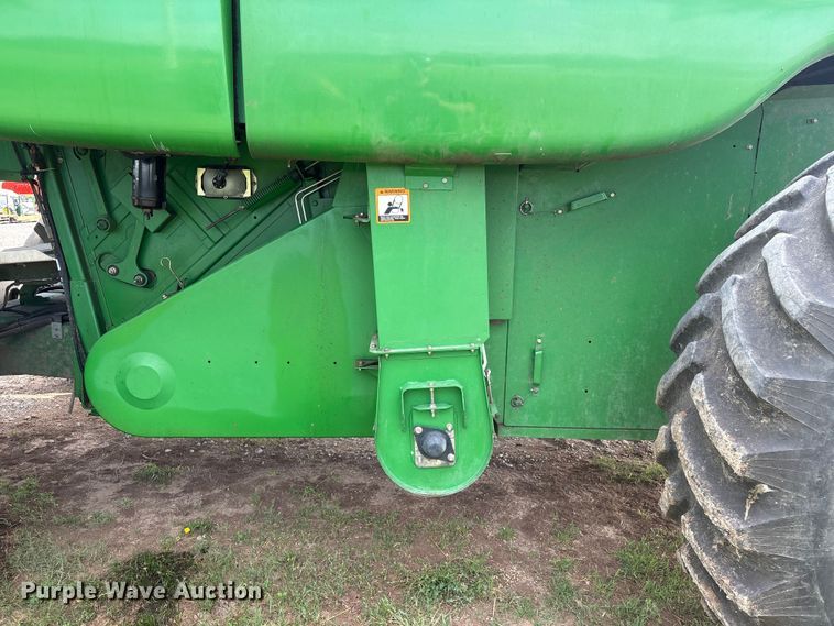 image for item EV2915 2001 John Deere 9650 combine