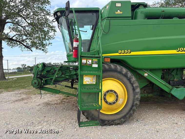 image for item EV2915 2001 John Deere 9650 combine