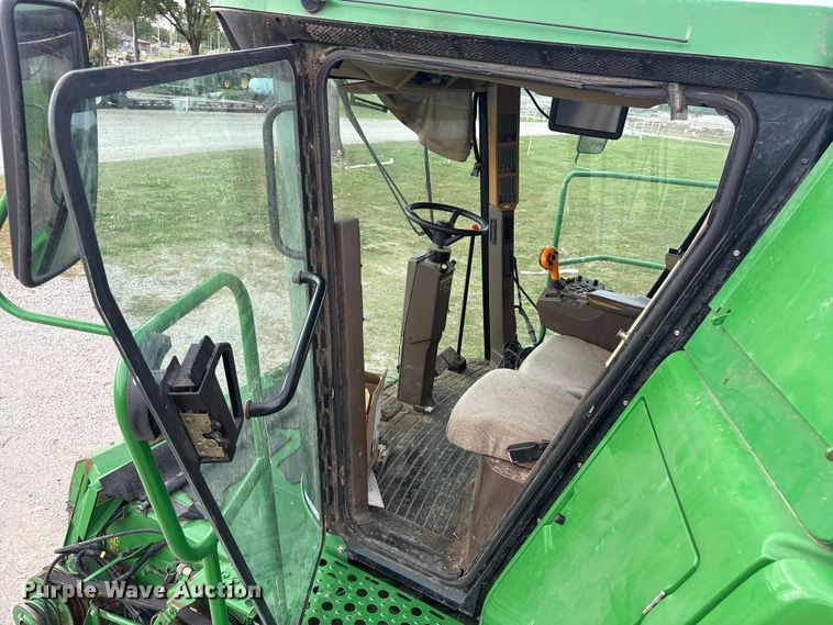 image for item EV2915 2001 John Deere 9650 combine