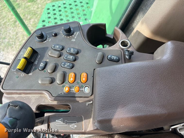 image for item EV2915 2001 John Deere 9650 combine