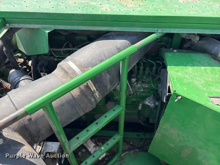 image for item EV2915 2001 John Deere 9650 combine