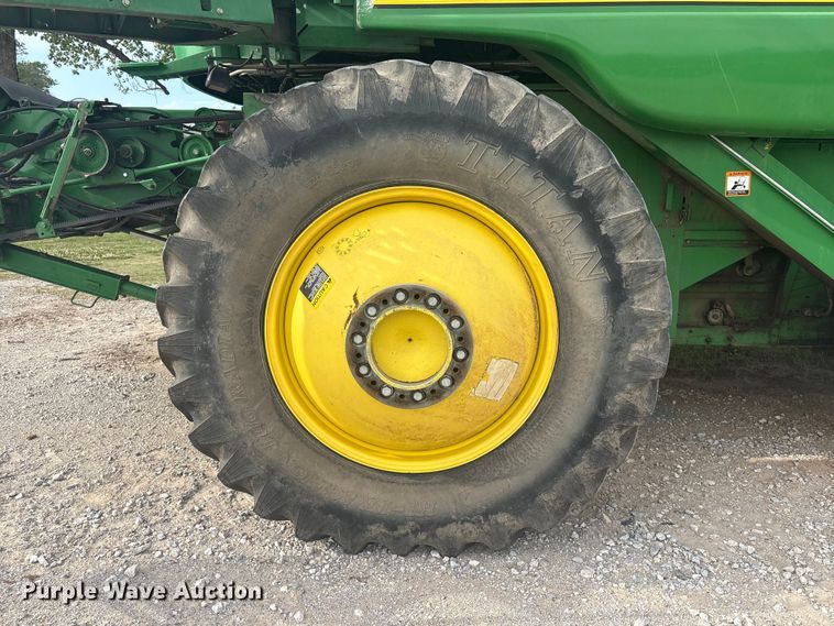 image for item EV2915 2001 John Deere 9650 combine