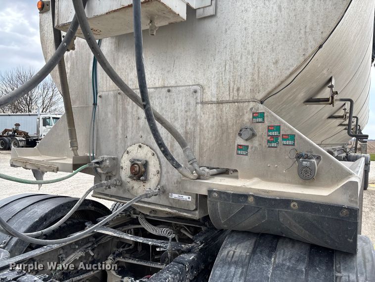 image for item FB3308 2013 Warren AT-36-SER4 feed delivery trailer