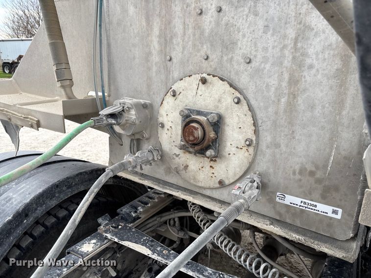 image for item FB3308 2013 Warren AT-36-SER4 feed delivery trailer