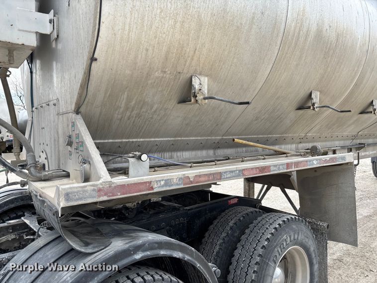 image for item FB3308 2013 Warren AT-36-SER4 feed delivery trailer