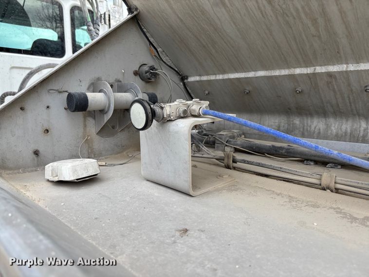 image for item FB3308 2013 Warren AT-36-SER4 feed delivery trailer