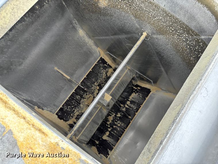 image for item FB3308 2013 Warren AT-36-SER4 feed delivery trailer