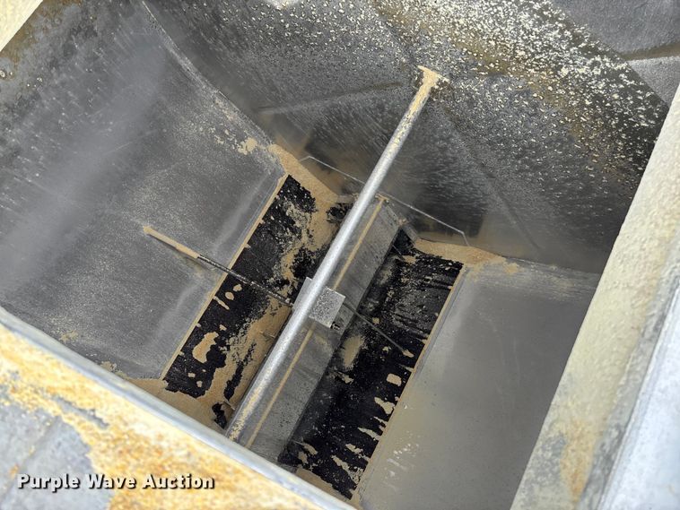 image for item FB3308 2013 Warren AT-36-SER4 feed delivery trailer