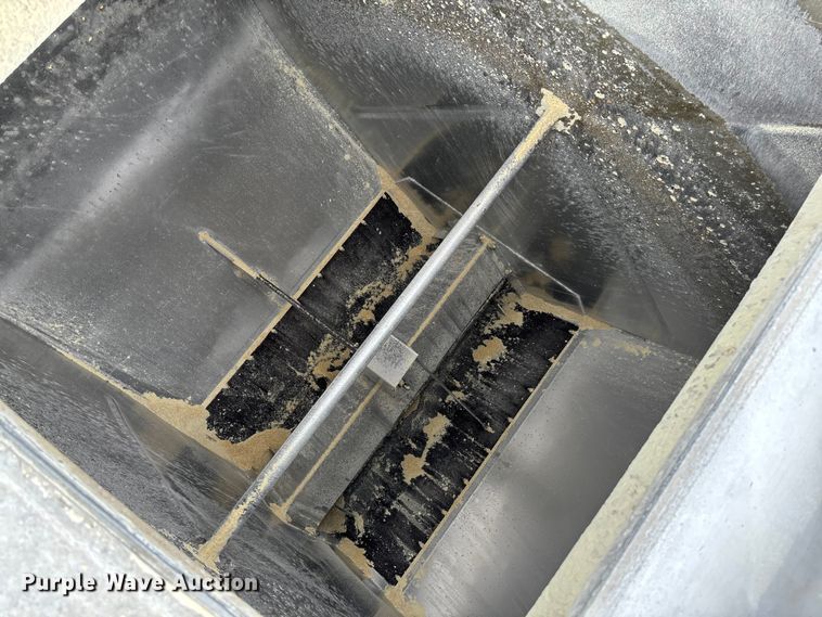 image for item FB3308 2013 Warren AT-36-SER4 feed delivery trailer