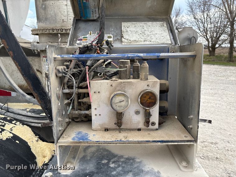 image for item FB3308 2013 Warren AT-36-SER4 feed delivery trailer