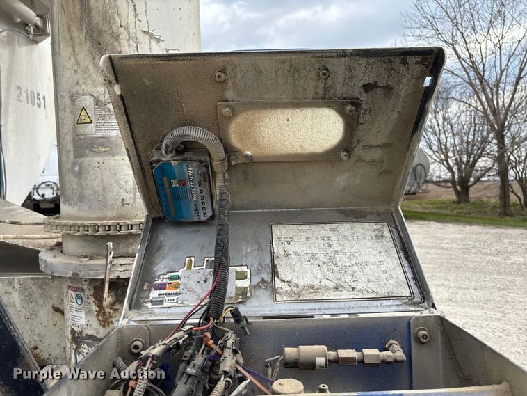 image for item FB3308 2013 Warren AT-36-SER4 feed delivery trailer