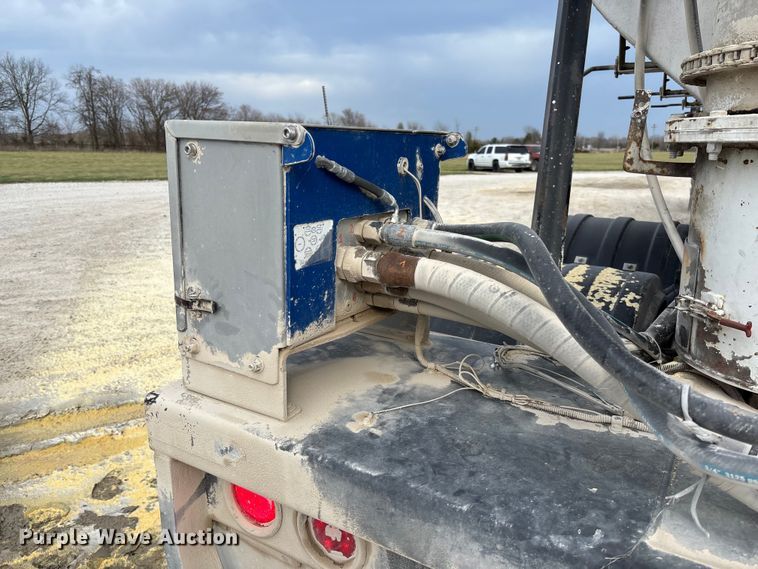 image for item FB3308 2013 Warren AT-36-SER4 feed delivery trailer