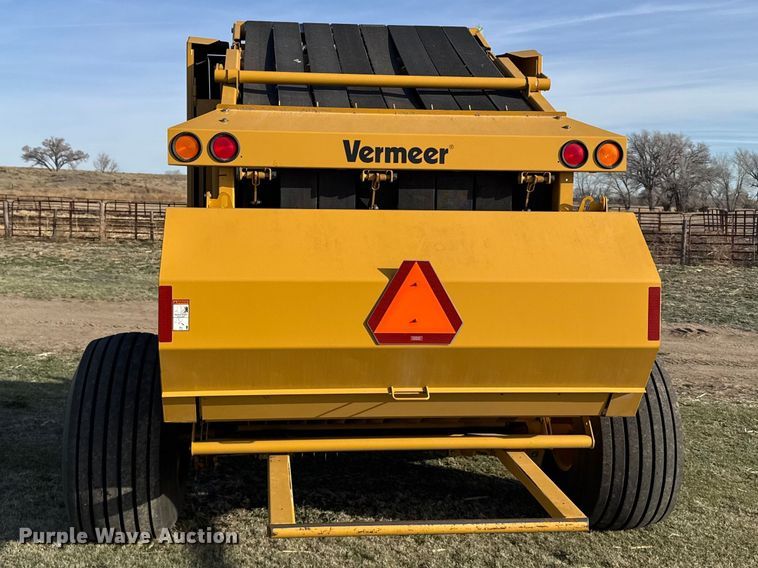 image for item FB7126 2010 Vermeer 605 super M round baler