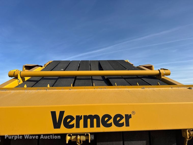 image for item FB7126 2010 Vermeer 605 super M round baler