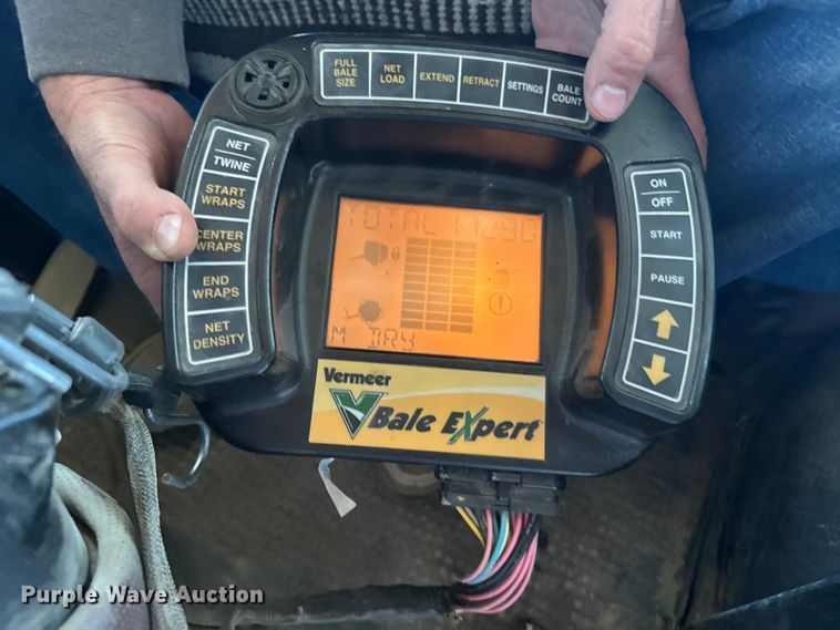 image for item FB7126 2010 Vermeer 605 super M round baler