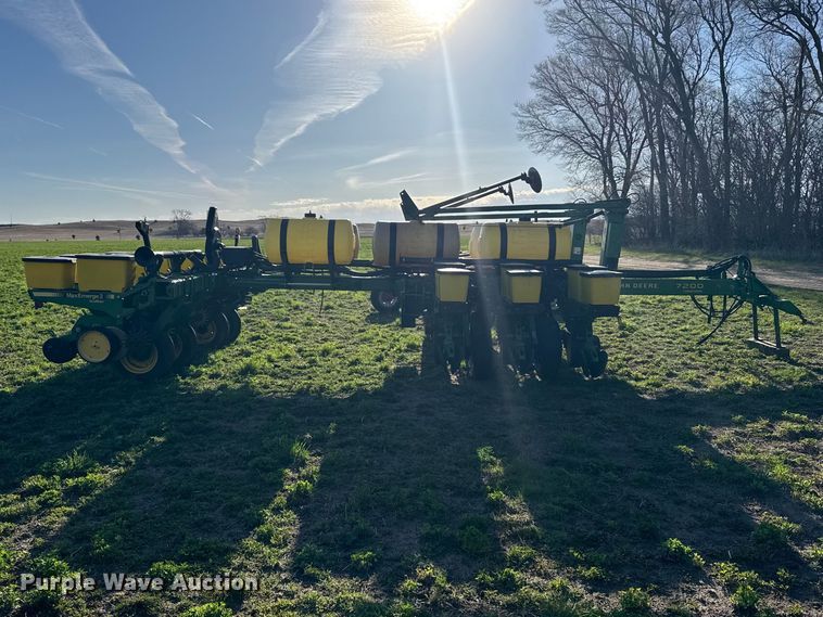 image for item FB7139 John Deere 7200 planter
