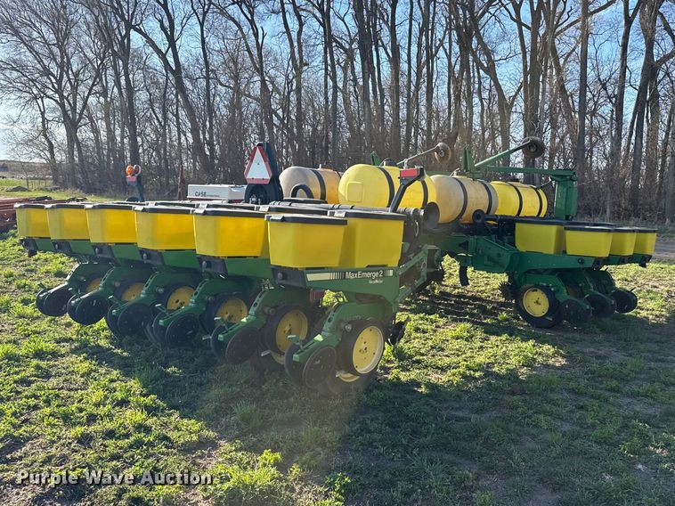 image for item FB7139 John Deere 7200 planter