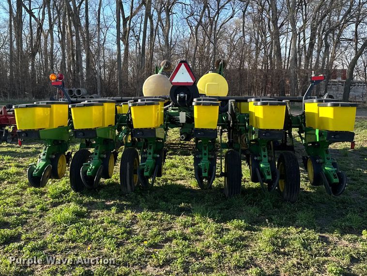 image for item FB7139 John Deere 7200 planter