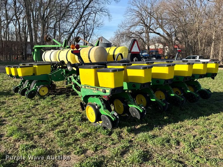 image for item FB7139 John Deere 7200 planter