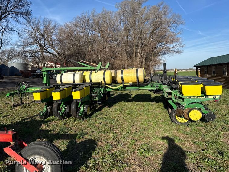 image for item FB7139 John Deere 7200 planter
