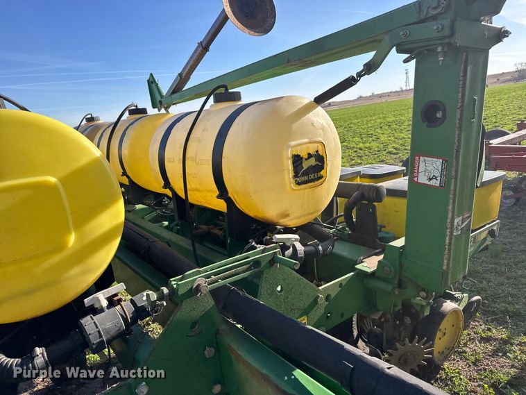 image for item FB7139 John Deere 7200 planter