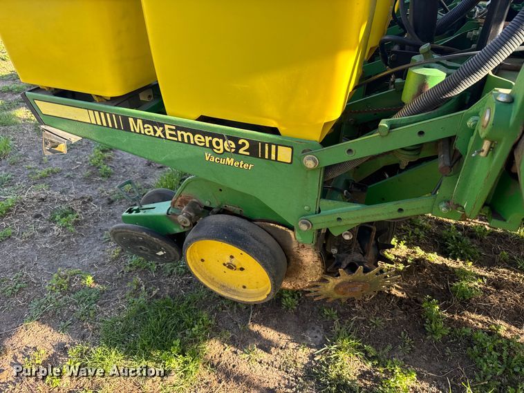 image for item FB7139 John Deere 7200 planter