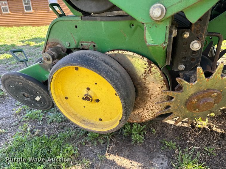 image for item FB7139 John Deere 7200 planter