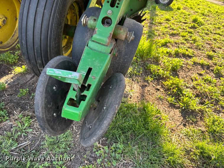 image for item FB7139 John Deere 7200 planter