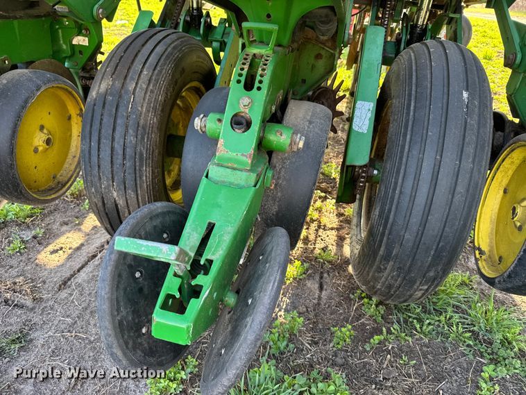 image for item FB7139 John Deere 7200 planter