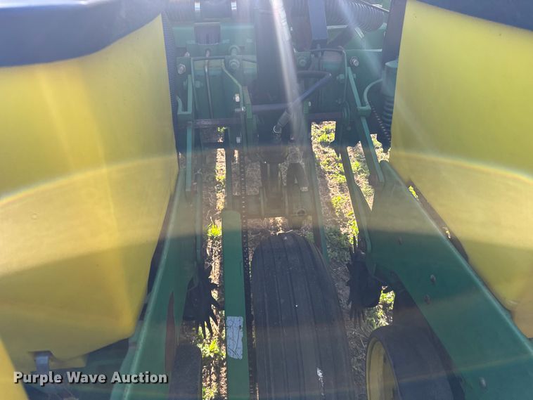 image for item FB7139 John Deere 7200 planter