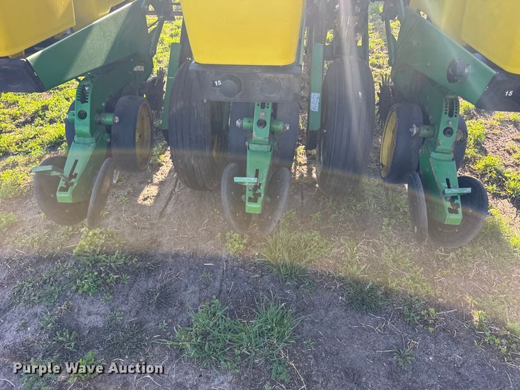 image for item FB7139 John Deere 7200 planter
