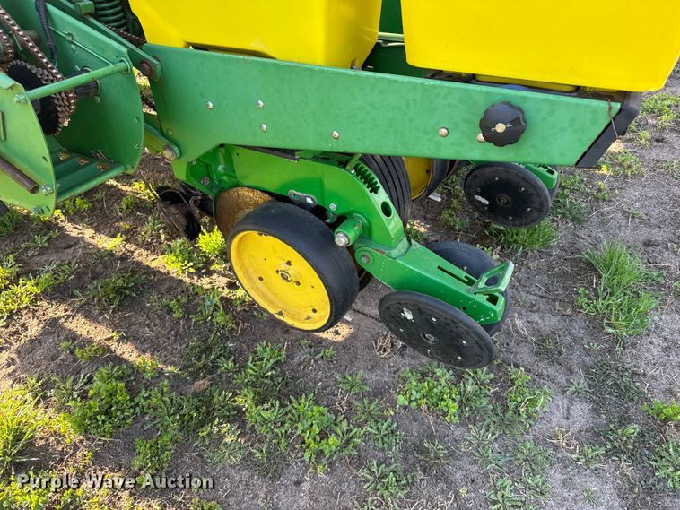 image for item FB7139 John Deere 7200 planter
