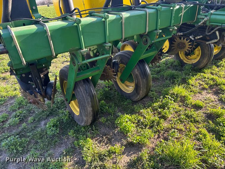 image for item FB7139 John Deere 7200 planter