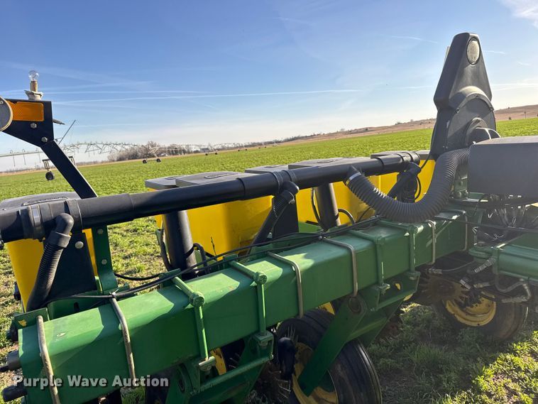 image for item FB7139 John Deere 7200 planter