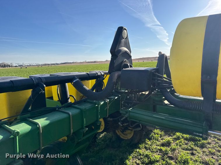 image for item FB7139 John Deere 7200 planter