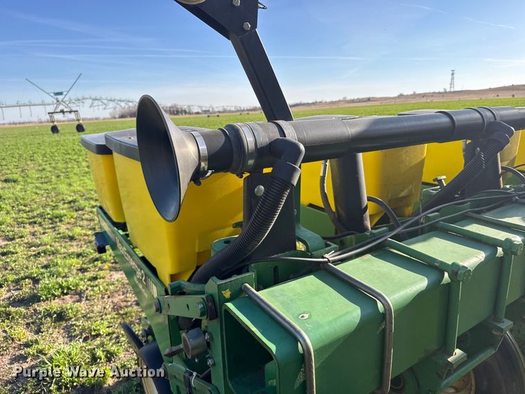 image for item FB7139 John Deere 7200 planter