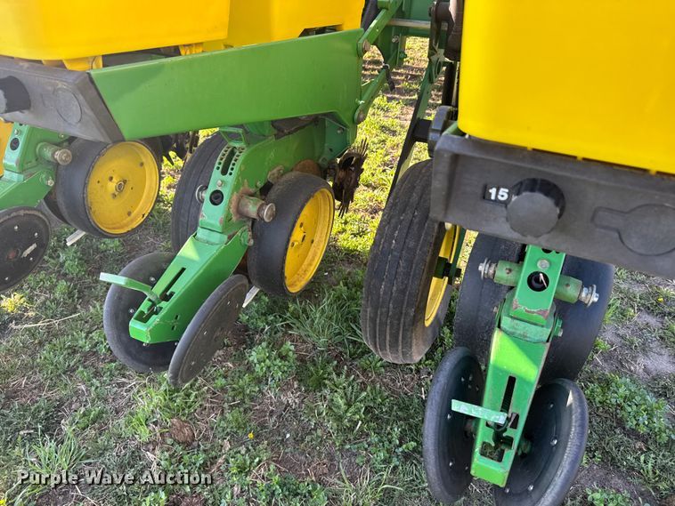 image for item FB7139 John Deere 7200 planter