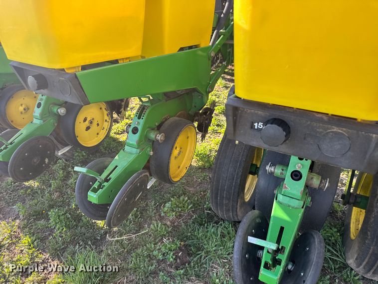 image for item FB7139 John Deere 7200 planter