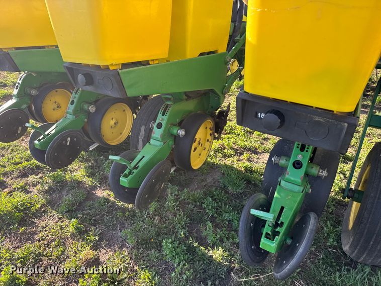 image for item FB7139 John Deere 7200 planter
